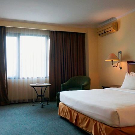Mega Anggrek Hotel Jakarta Slipi Buitenkant foto