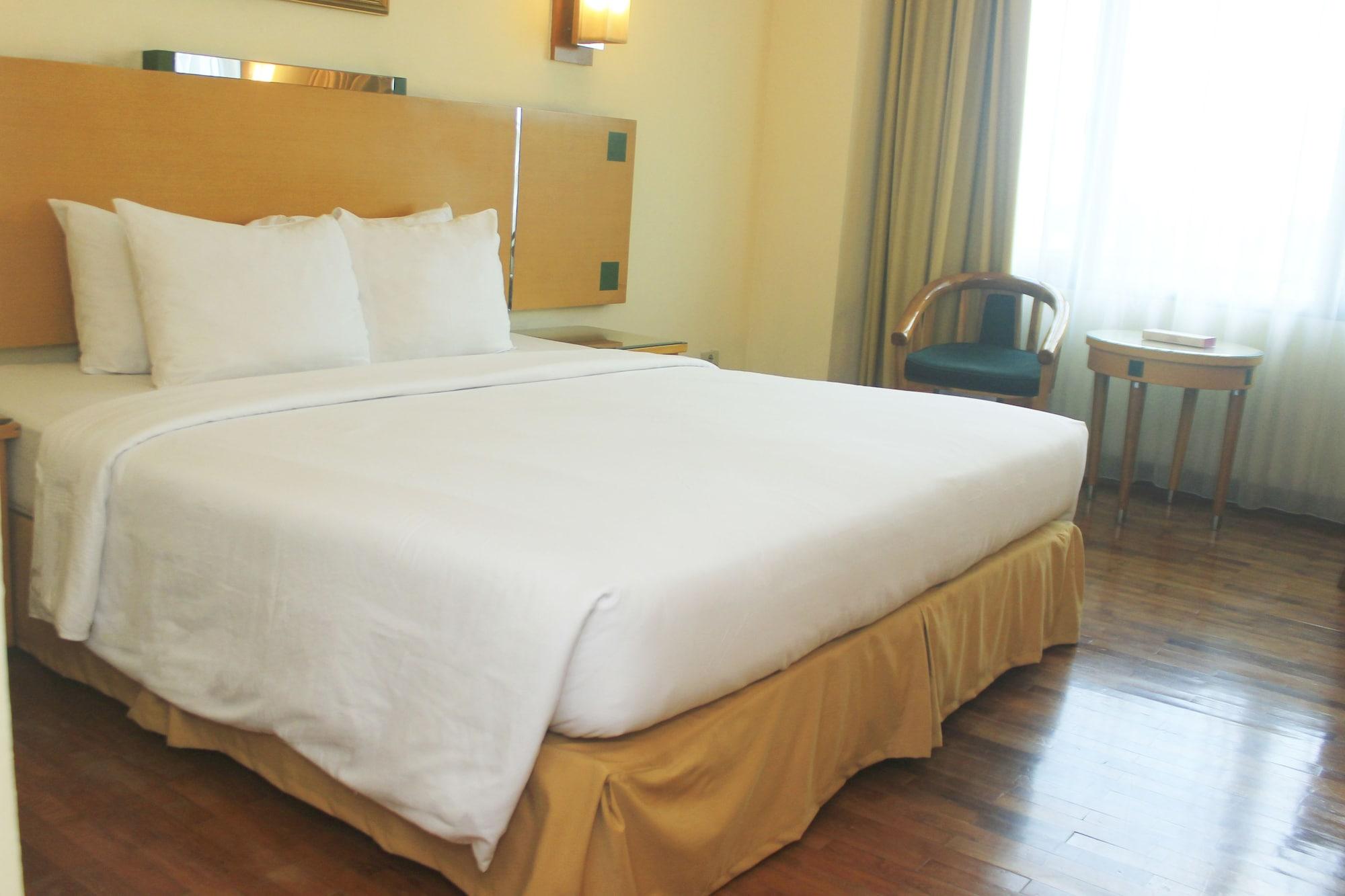 Mega Anggrek Hotel Jakarta Slipi Buitenkant foto