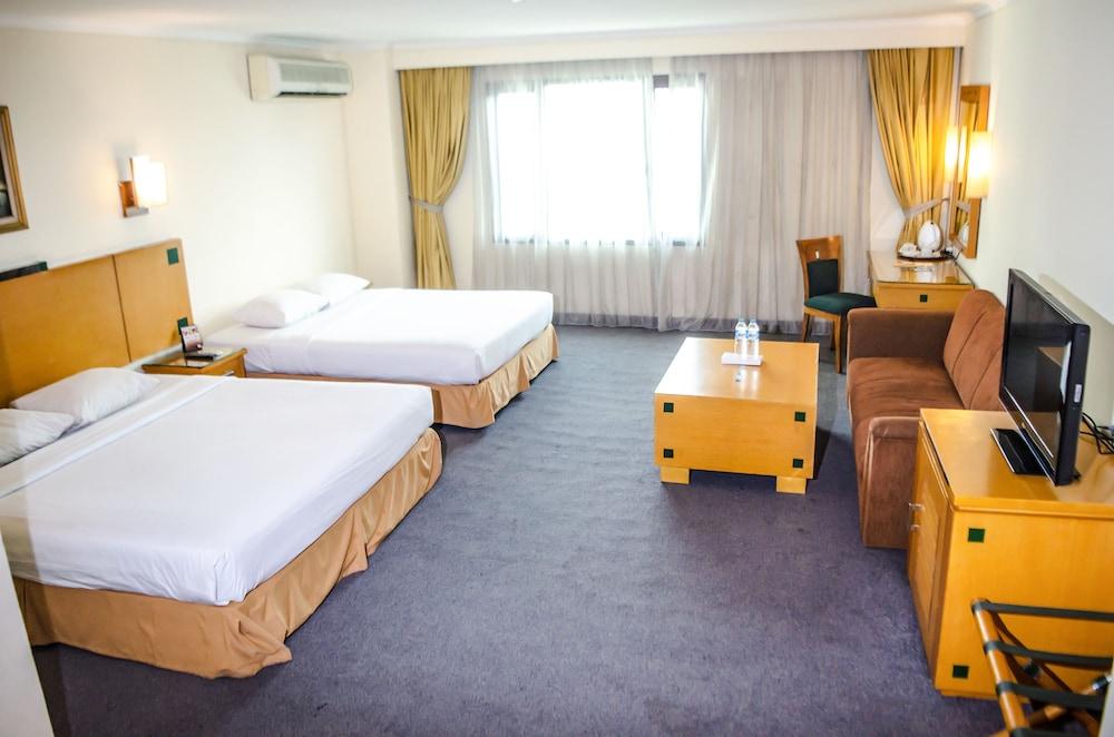Mega Anggrek Hotel Jakarta Slipi Buitenkant foto