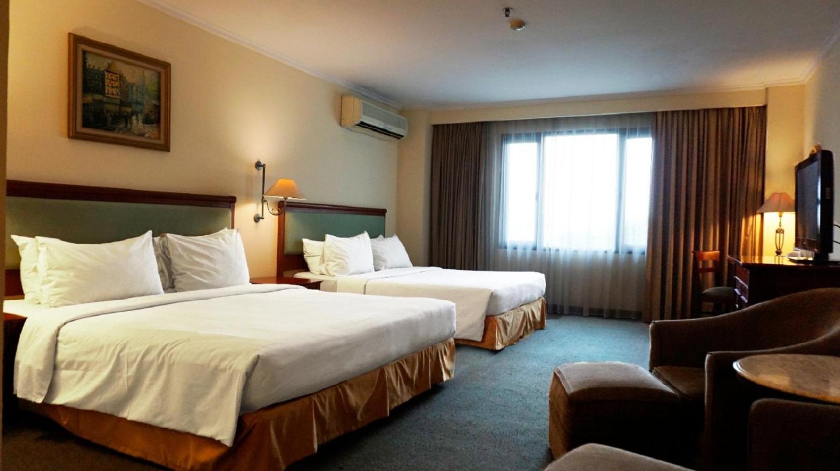 Mega Anggrek Hotel Jakarta Slipi Buitenkant foto