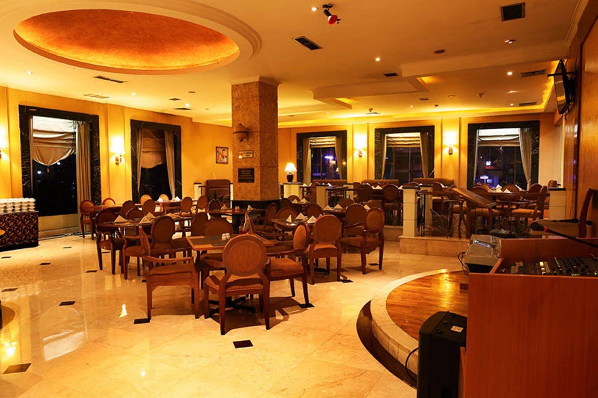 Mega Anggrek Hotel Jakarta Slipi Buitenkant foto