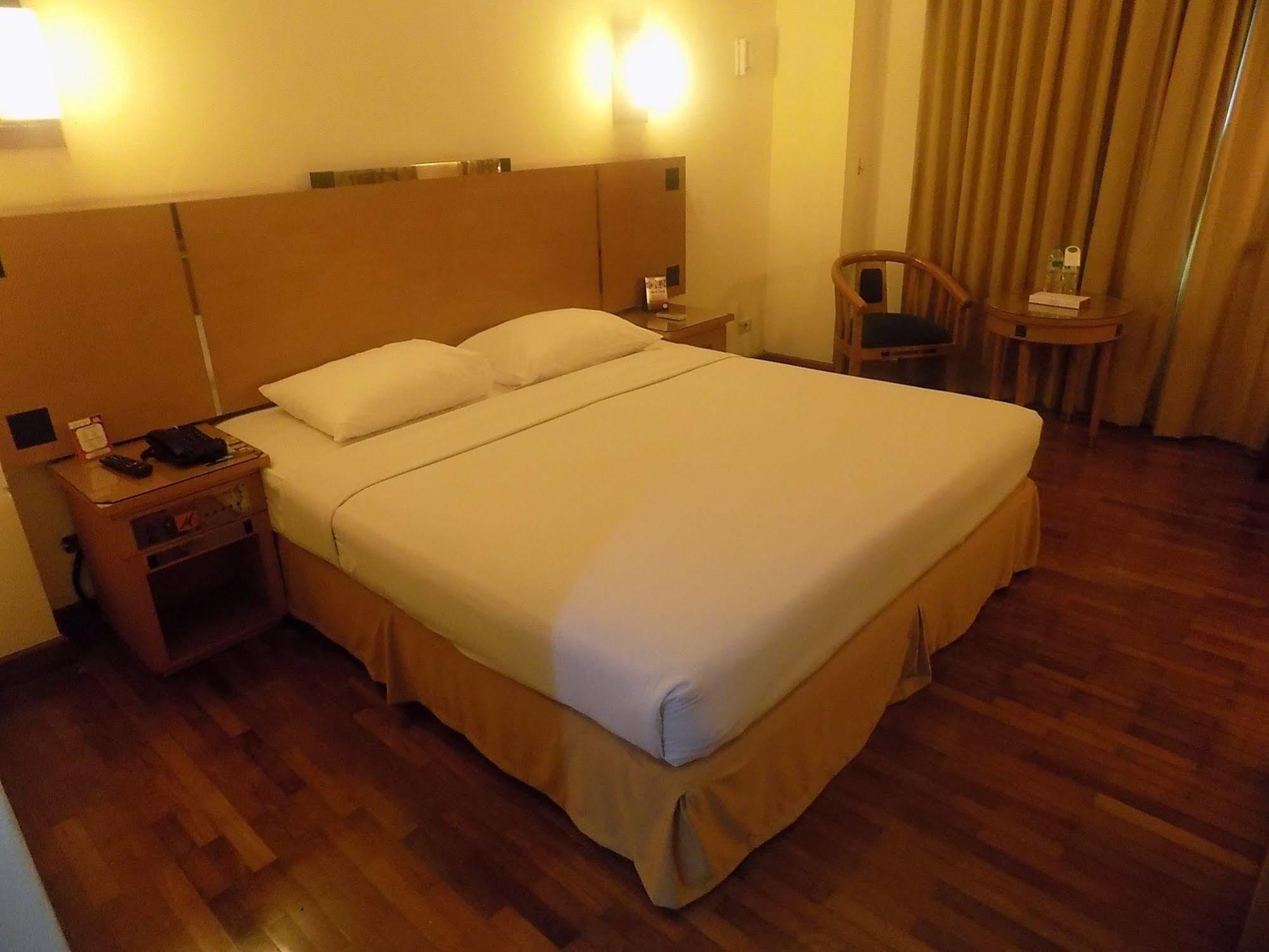 Mega Anggrek Hotel Jakarta Slipi Buitenkant foto