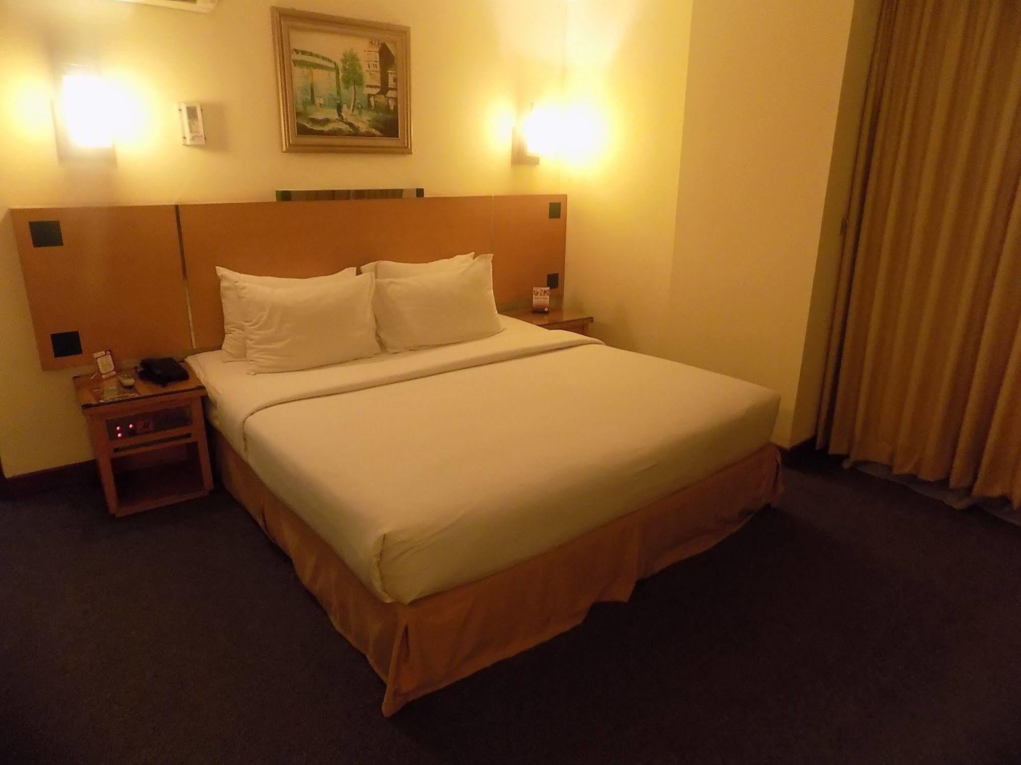 Mega Anggrek Hotel Jakarta Slipi Buitenkant foto