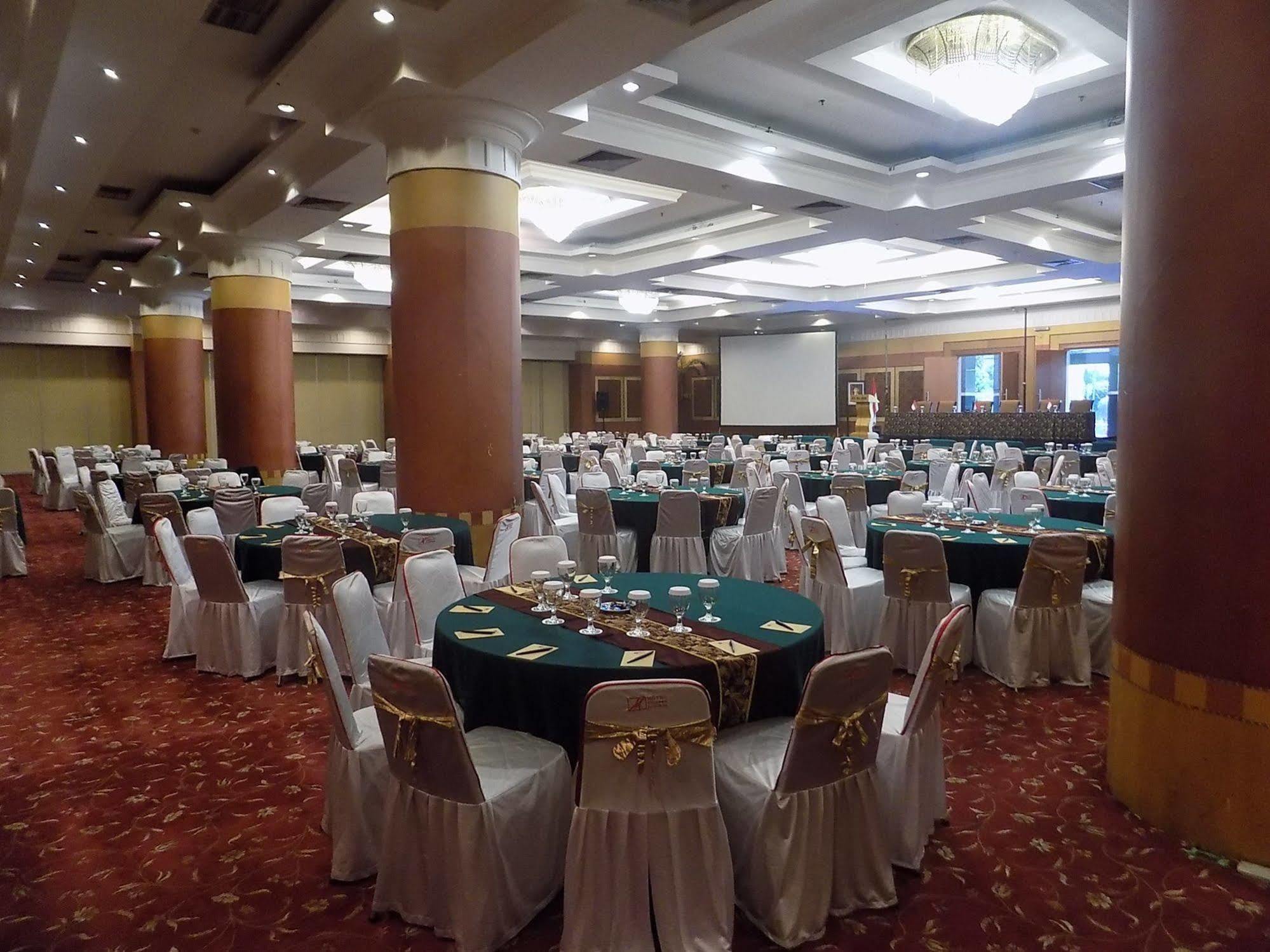 Mega Anggrek Hotel Jakarta Slipi Buitenkant foto