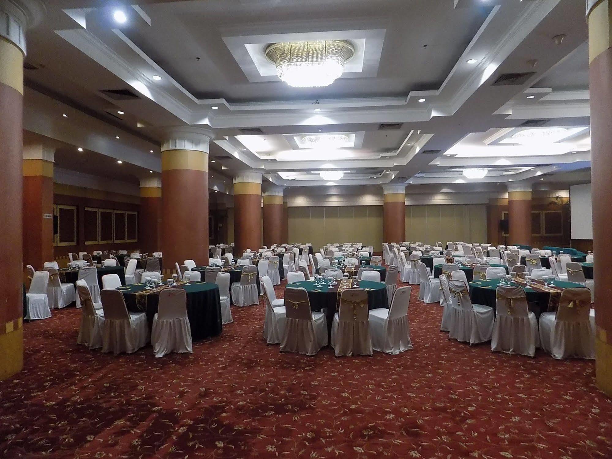 Mega Anggrek Hotel Jakarta Slipi Buitenkant foto