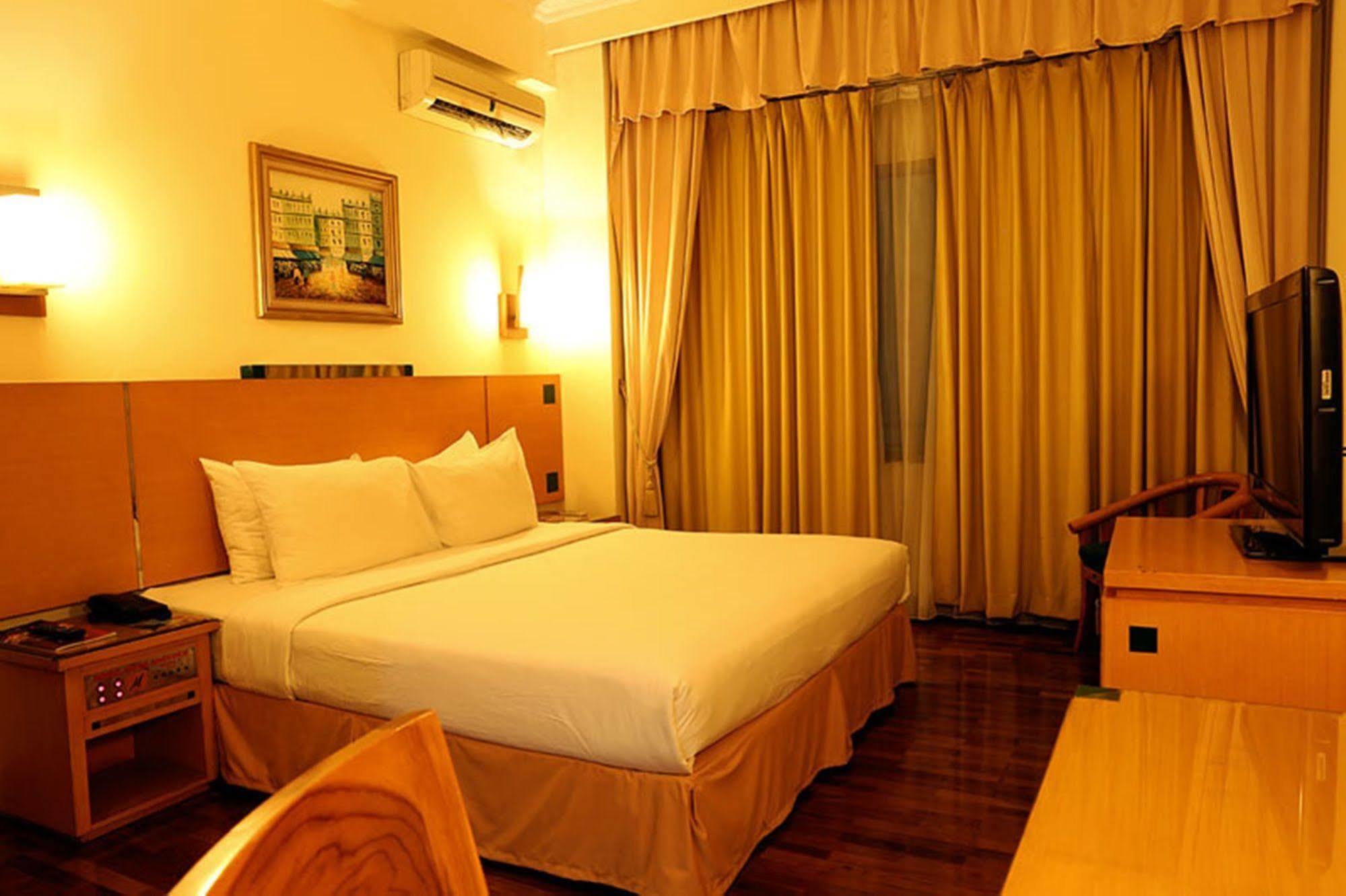 Mega Anggrek Hotel Jakarta Slipi Buitenkant foto