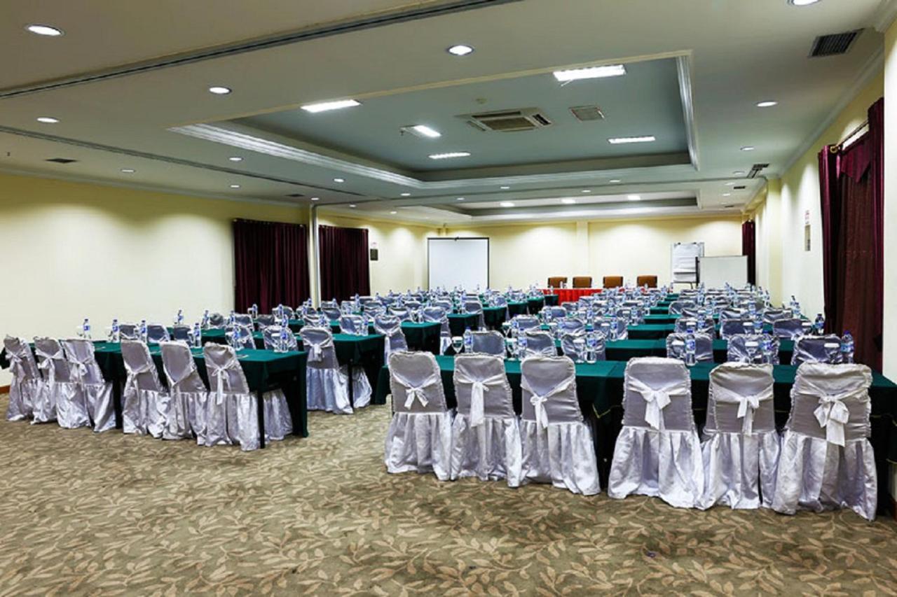 Mega Anggrek Hotel Jakarta Slipi Buitenkant foto